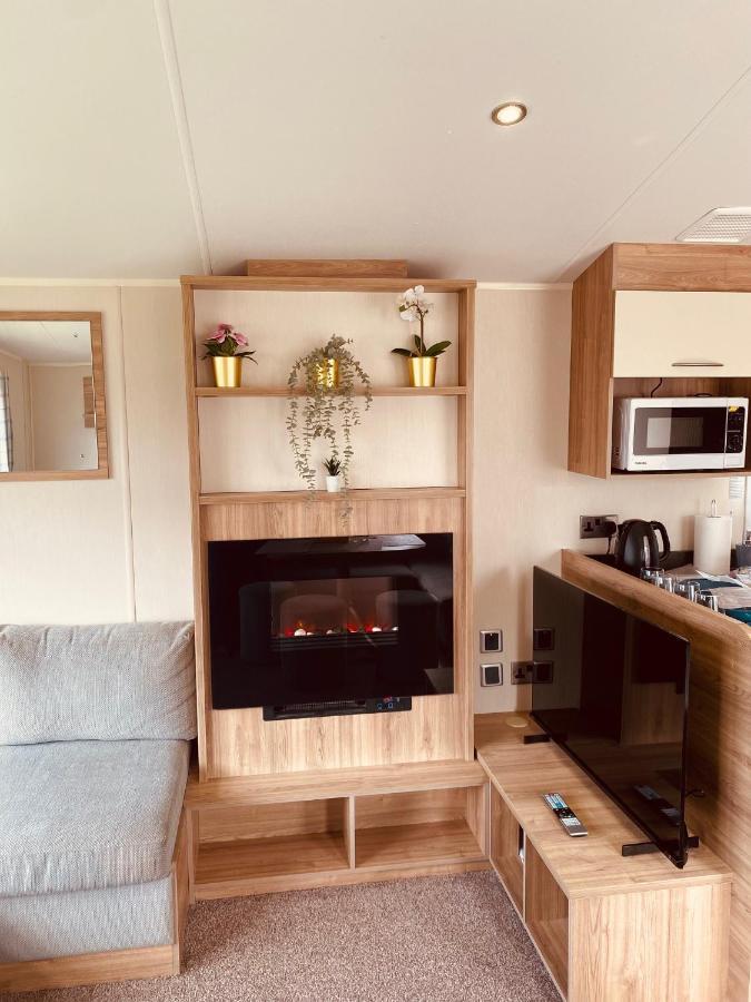 8 Bed Sun Decked Caravan Unlimited High Speed Wifi And Fun At Seawick Holiday Park Clacton-on-Sea Eksteriør bilde