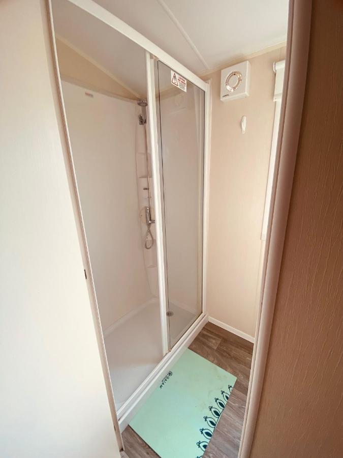 8 Bed Sun Decked Caravan Unlimited High Speed Wifi And Fun At Seawick Holiday Park Clacton-on-Sea Eksteriør bilde