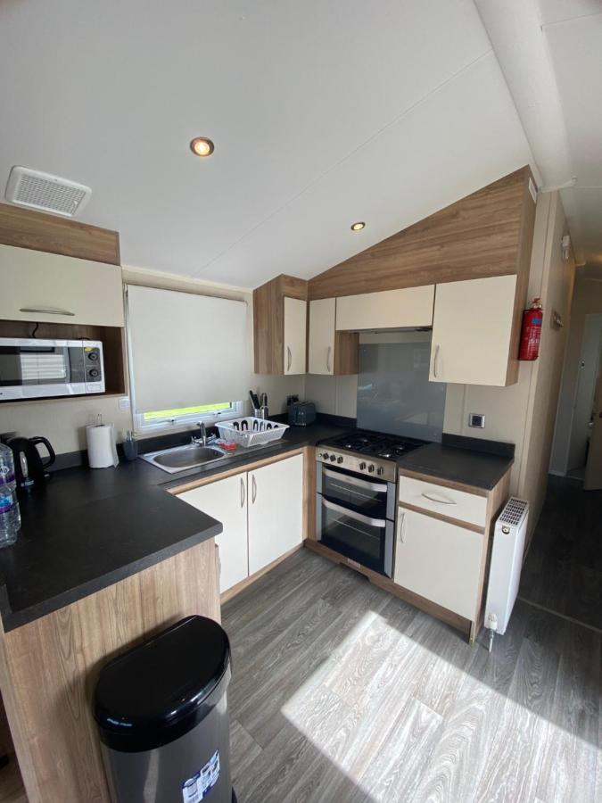 8 Bed Sun Decked Caravan Unlimited High Speed Wifi And Fun At Seawick Holiday Park Clacton-on-Sea Eksteriør bilde